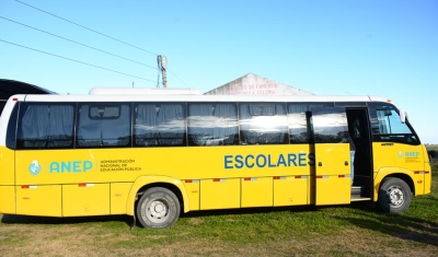 Vehículo adquirido por ANEP trasladará a estudiantes de zonas rurales a centros educativos