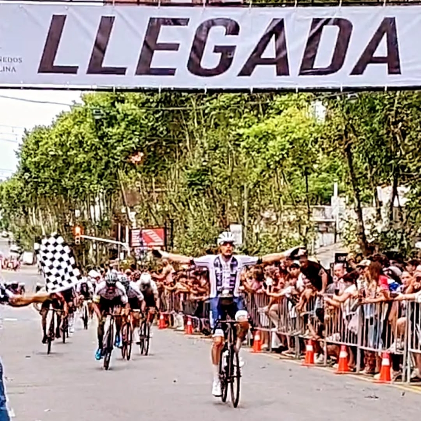 Juan Echeverría del Club Ciclista Cerro Largo ganó la primera  etapa de Rutas de América