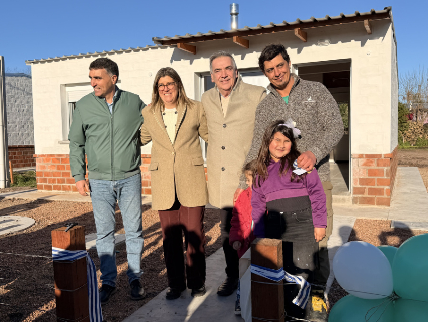 Entrega de viviendas de MEVIR, en Barker