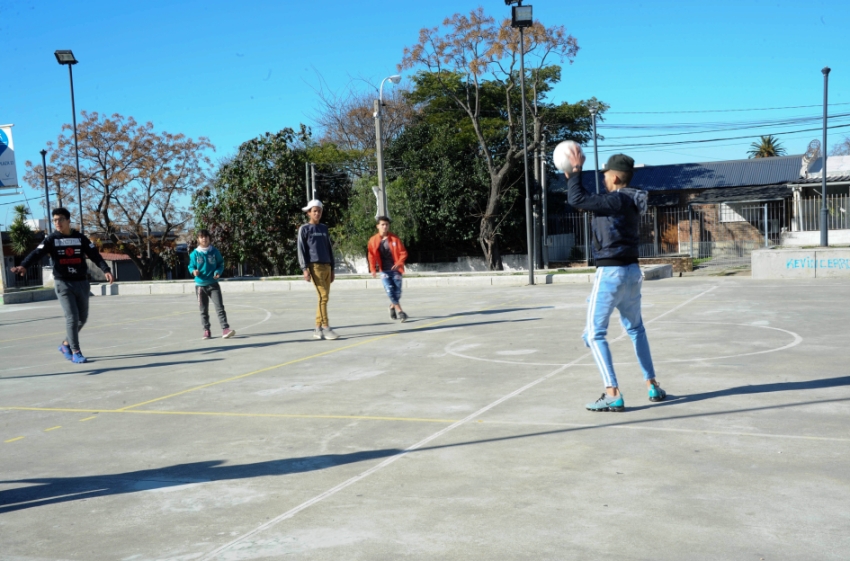 Plan de iluminación de canchas de fútbol infantil apunta a fortalecer el desarrollo comunitario en todo el país